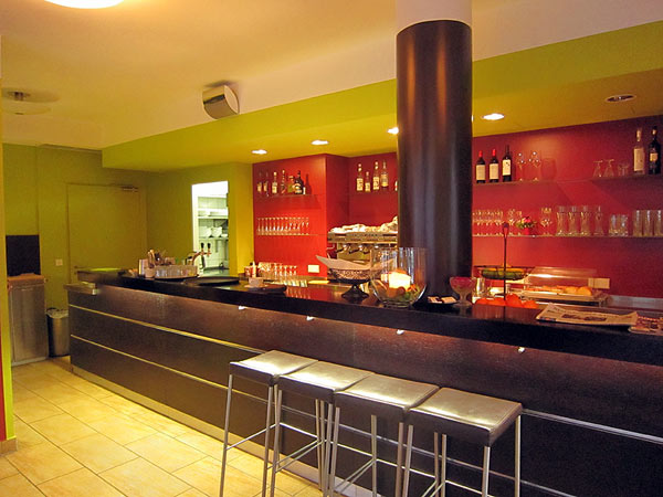 Graf´s Essbar in Starnberg, Restaurantwände in kräftigen Farben hervorgehoben