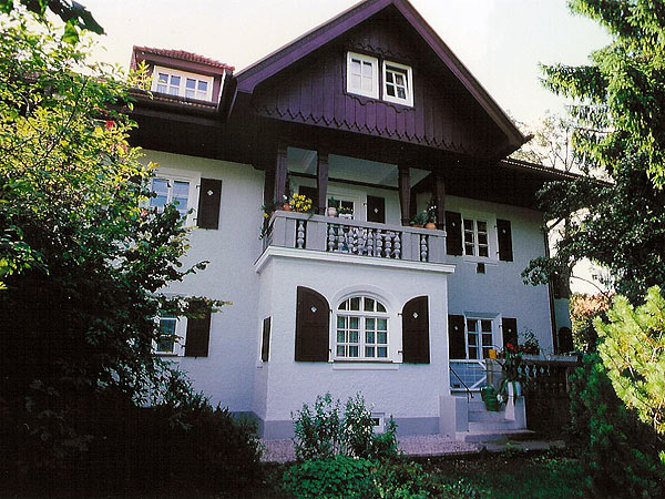 Wohn- und Geschäftshaus Schuster in Wolfratshausen, Wohnungen und Fassade seit 16 Jahren regelmäßig renoviert