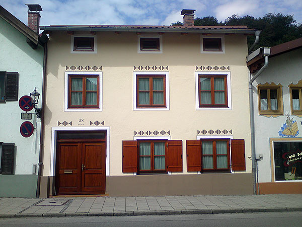 Stadthaus Frau Frühwald in Wolfratshausen, Fassadenrenovierung mit Ornamentmalerei
